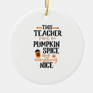 Deze leraar draait op pompoenkruid en alles keramisch ornament