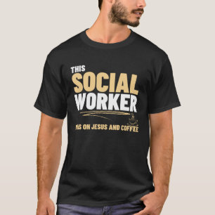 Deze maatschappelijk werker draait op Jezus en kof T-shirt