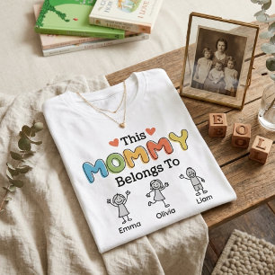 Deze mama hoort bij kleurrijke kindernaam stijl t-shirt