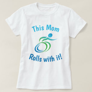 Deze mama rolt ermee... met een kleurrijke rolstoe t-shirt