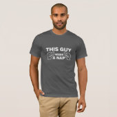 Deze man heeft een nap nodig t-shirt (Voorkant volledig)