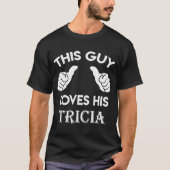 Deze man houdt van zijn TRICIA valentijn hart T-shirt (Voorkant)