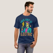 Deze man is een elektrische grappige Punny Lightni T-shirt (Voorkant volledig)