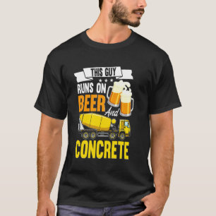Deze man loopt op bier en beton afwerking. t-shirt