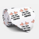 Deze man wordt gehuwd met grappige groom stropdas (Opgerold)