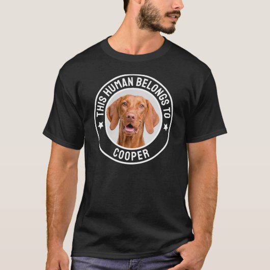 Deze mens behoort tot hond / kat naam, aangepaste t-shirt (Voorkant)