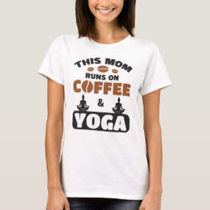 Deze moeder loopt op koffie en Yoga T-shirt