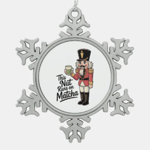 Deze noot loopt op Matcha Kerstman Notenkraker Tin Sneeuwvlok Ornament