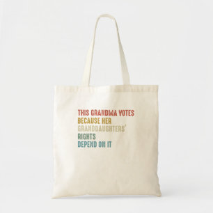 Deze oma stemt omdat haar kleindochters gelijk heb tote bag