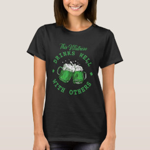 Deze serveerster Drink goed met anderen St Patrick T-shirt