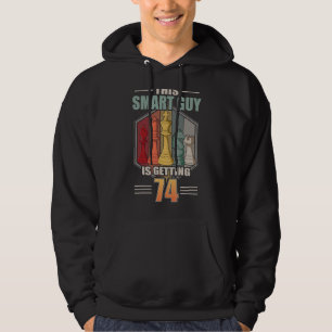 Deze slimme kerel krijgt 74 Retro Chess 74th Birt Hoodie