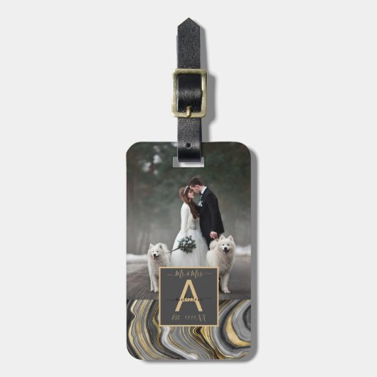 Dhr. & Mrs Agate Monogram Wedding Foto Naam Datum Bagagelabel (Voorkant verticaal)