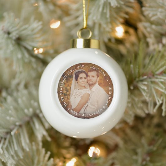 Dhr. & Mrs. First Kerstmis Text Wedding Foto Keramische Bal Ornament (Boom)