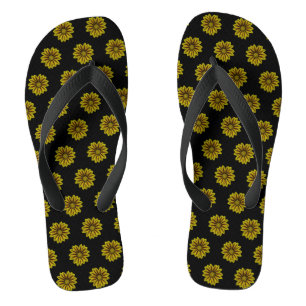 diagonaal kleine zonnebloemen tegen zwart teenslippers