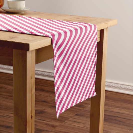 Diagonal pink and white stripes pattern korte tafelloper (Voorbeeld)