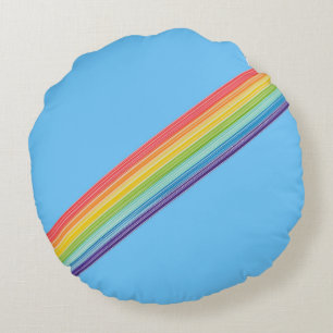 Diagonale regenboogstrepen rond kussen