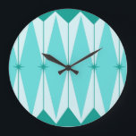Diamants géométriques et Starburbs Horloge ronde<br><div class="desc">Cette horloge murale ronde acrylique Diamants et Starbursts géométriques possède tout le charme kitsch de quelque chose qui est kitschy et charmant. Le design d'inspiration vintage présente un arrière - plan mod bleu paon aux hexagones bleu clair allongés, superposés de diamants turquoise et d'étoiles bleu paon. C’est un kaléidoscope de...</div>