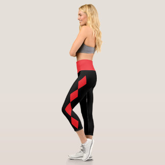 Diamants rouges sur leggings de capri noir