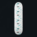 Diamètre Turquoise Rétro & Starburts Skateboard<br><div class="desc">Ce Retro Turquoise Diamonds and Starbursts Skateboard est une nouvelle conception d'un style vintage. Il présente des étoiles kitsch, noires sur des pois turquoise, aux formes géométriques, turquoise et diamant noir. Customisez la couleur arrière - plan sur ce produit moderne du milieu du siècle si vous êtes audacieux, ou laissez-le...</div>