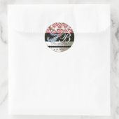 DIAMOND FEATHERS WHITE RED SILK DAMASK MONOGRAM RONDE STICKER (Tas)