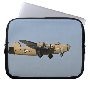 Diamond Lil B-24 bommenwerper, landend in Oshkosh, Laptop Sleeve
