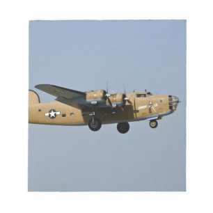 Diamond Lil B-24 bommenwerper landend in Oshkosh, Notitieblok