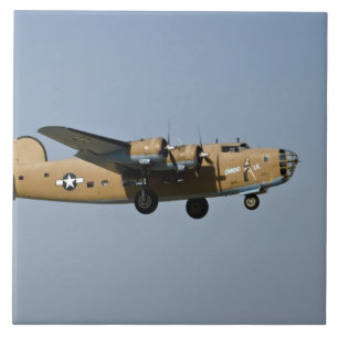 Diamond Lil B-24 bommenwerper landend in Oshkosh, Tegeltje