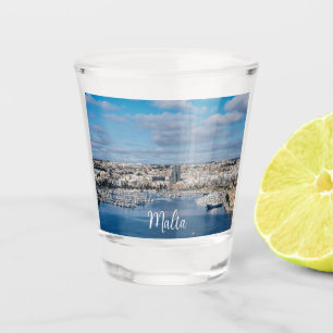 Diavoorhaven met moderne gebouwen en boten shot glas