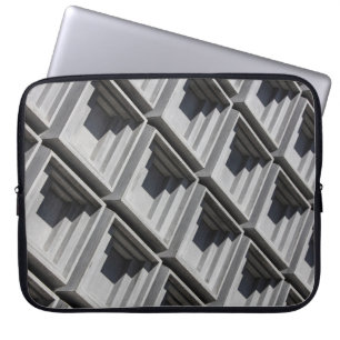Dichte foto van grijs gebouw laptop sleeve