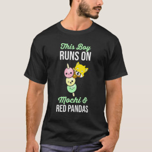 Die jongen rijdt op Mochi en Pandas T-shirt