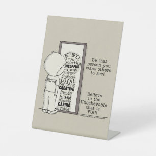 Die persoon zijn reclamebord met voetstuk