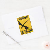 Dien de Dragons niet aan Ronde Sticker (Envelop)