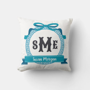 Diep Aqua Blauw Griekse Sleutel Boog Monogram Kussen