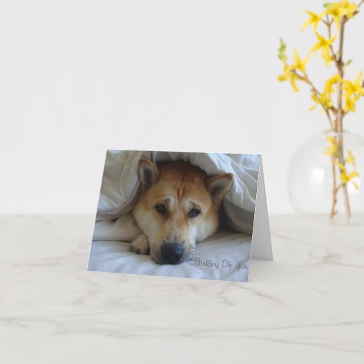 Diep in gedachten schattige hond die aan je denkt kaart (Gele Bloem)
