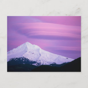 Diep paarse wolken omringen Mount Hood, in Briefkaart