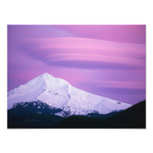 Diep paarse wolken omringen Mount Hood, in Foto Afdruk