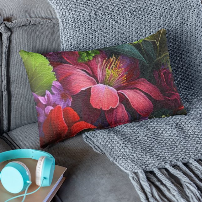 Diep rode Hibiscus met Grieks Floral Pattern Kussen (Hibiscus and flowers adorn this lumbar pillow in bright red, purple and green. )