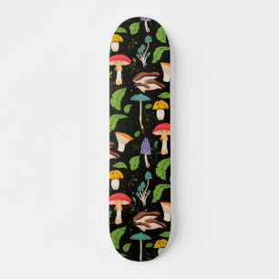 Diepe Bosmagie: Kleurrijke Paddenstoelen tegen een Skateboard