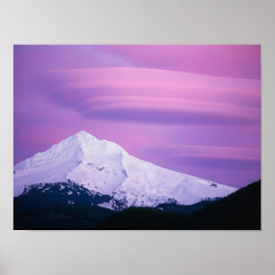 Diepe paarse wolken omringen Mount Hood in Poster