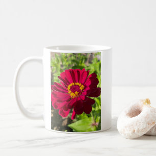 Diepe rode Zinnia bloem Koffiemok