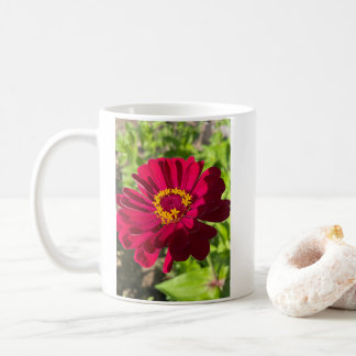 Diepe rode Zinnia bloem Koffiemok