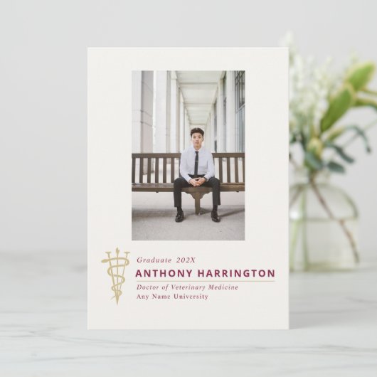 Dierenarts Afstuderen Maroon aankondiging (Staand voorkant)