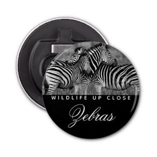 Dierenband zwart wit wild dicht bij button flesopener