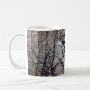 Dierenolifantenoog dicht bij koffiemok