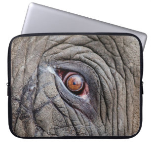 Dierenolifantenoog dicht bij laptop sleeve