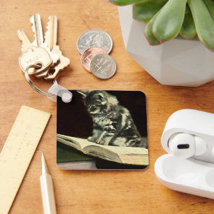  dierlijk, Victoriaans keukenboek met verkuistertj Sleutelhanger