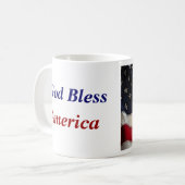 Dieu bénissent la tasse de drapeau américain (Devant gauche)