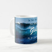 Dieu est dans la tasse de tempête d'océan de (Devant gauche)