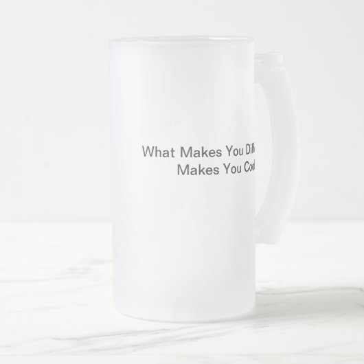Différente est la tasse de bière fraîche (Devant droit)