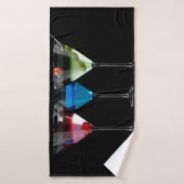 Différents cocktails dans des lunettes à martini n (Serviette de bain)